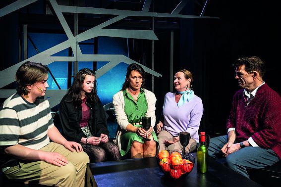 Dear Evan Hansen; Szene mit zwei Jugendlichen und ihren Eltern im Diskurs Foto: Matthias Jung